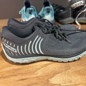 Women’s brooks